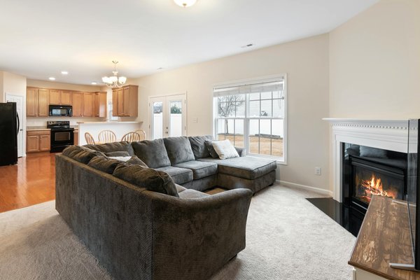 What are the best plants for attracting pollinators in my backyard?